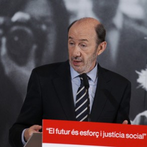 Rubalcaba alerta de que con el PP habría un "retroceso en las leyes y sobre tod Rubalcaba alerta de que con el PP habría un "retroceso en las leyes y sobre todo en las actitudes" en materia de igualdad