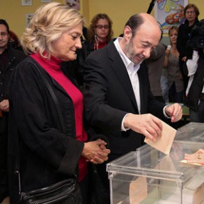 Rubalcaba asegura que España vive una "encrucijada histórica" y el voto de los Rubalcaba asegura que España vive una "encrucijada histórica" y el voto de los ciudadanos es "hoy más importante que nunca"