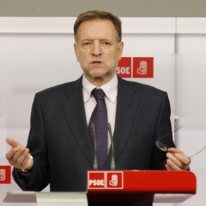 Iglesias manifiesta "la confianza del PSOE en el euro y en la solvencia de España"