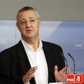 El PSOE pide a Rajoy que exija en la Cumbre Europea ampliar el plazo para la red El PSOE pide a Rajoy que exija en la Cumbre Europea ampliar el plazo para la reducción del déficit y que se complemente con planes de reactivación económica