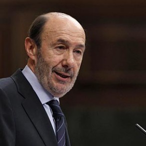 Rubalcaba, sobre la reforma laboral, es una enmienda a la totalidad y se re Rubalcaba, sobre la reforma laboral, es una enmienda a la totalidad y se resume en "o aceptas la bajada de salario o ahí tienes la puerta"