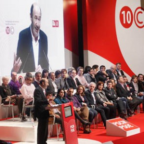 Rubalcaba: "Rajoy trata de aprovecharse de la crisis para hacer una ajuste de cu Rubalcaba: "Rajoy trata de aprovecharse de la crisis para hacer una ajuste de cuentas con la sociedad del bienestar"