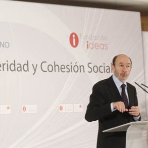 Rubalcaba da la bienvenida a la "racionalidad" de Rajoy por flexibilizar el déf Rubalcaba da la bienvenida a la "racionalidad" de Rajoy por flexibilizar el déficit público para este año