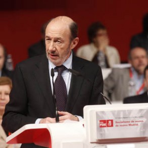 Rubalcaba: "Rajoy se ha caído del caballo y revisará el objetivo de déficit. Rubalcaba: "Rajoy se ha caído del caballo y revisará el objetivo de déficit. Nosotros le apoyaremos si Europa se opone"