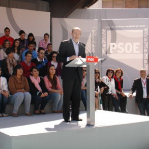 Rubalcaba pide a Rajoy que "no se sacrifique" y deje de hacer recortes "en nuest Rubalcaba pide a Rajoy que "no se sacrifique" y deje de hacer recortes "en nuestro nombre"