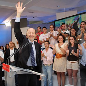 Rubalcaba: "Tenéis que votar no a la mentira y sí a los derechos sociales, no Rubalcaba: "Tenéis que votar no a la mentira y sí a los derechos sociales, no a Arenas y sí a Griñán"