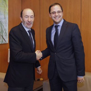 Luena y Rubalcaba se comprometen a defender el Estado Autonómico y del Bienesta Luena y Rubalcaba se comprometen a defender el Estado Autonómico y del Bienestar