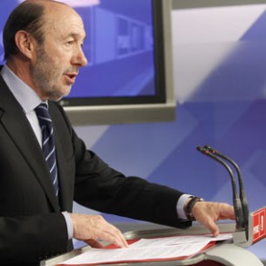 Rubalcaba ofrece a Repsol "todo el apoyo" del PSOE Rubalcaba ofrece a Repsol "todo el apoyo" del PSOE