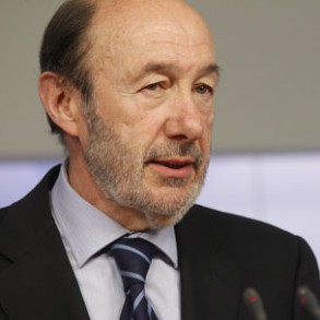 Rubalcaba sostiene que los ajustes en sanidad son un nuevo engaño de Rajoy Rubalcaba sostiene que los ajustes en sanidad son un nuevo engaño de Rajoy