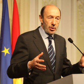 Rubalcaba: "Si el Gobierno va a cobrar por las recetas está bajando las pension Rubalcaba: "Si el Gobierno va a cobrar por las recetas está bajando las pensiones, sobre todo al que más enfermo está"