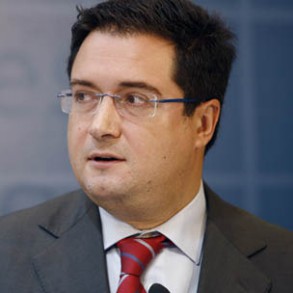 Óscar López: "Rajoy se está quedando solo en España y se ha quedado solo con Óscar López: "Rajoy se está quedando solo en España y se ha quedado solo con Merkel en Europa"