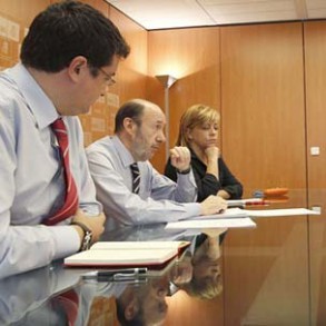 Rubalcaba: El PSOE es partidario de que el Estado entre en Bankia pero que no Rubalcaba: El PSOE es partidario de que el Estado entre en Bankia pero que no cueste ni un euro público