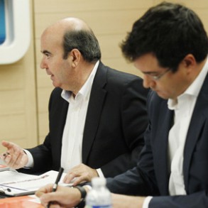 El PSOE reitera al Gobierno su "disposición" a consensuar las leyes de Régimen El PSOE reitera al Gobierno su "disposición" a consensuar las leyes de Régimen y Haciendas Locales, y le advierte de que los socialistas "no aceptaremos ninguna imposición"