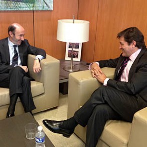 Rubalcaba y Javier Fernández analizan la situación económica española y astu Rubalcaba y Javier Fernández analizan la situación económica española y asturiana