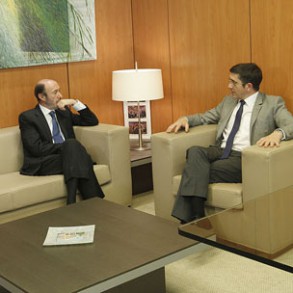 Rubalcaba y Patxi López intercambian pareceres sobre la situación política y Rubalcaba y Patxi López intercambian pareceres sobre la situación política y económica de España y Euskadi