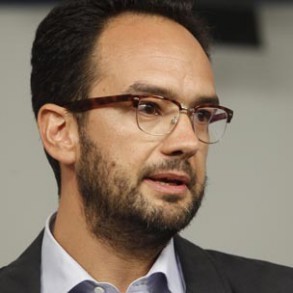 Hernando acusa al Gobierno español de dejar que los defraudadores "se rían" de Hernando acusa al Gobierno español de dejar que los defraudadores "se rían" de quien está pagando el IRPF