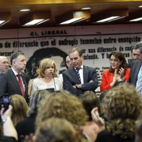 Valenciano encabeza una delegación de dirigentes del PSOE que se reunió con la Valenciano encabeza una delegación de dirigentes del PSOE que se reunió con las mujeres de mineros desplazadas al Senado