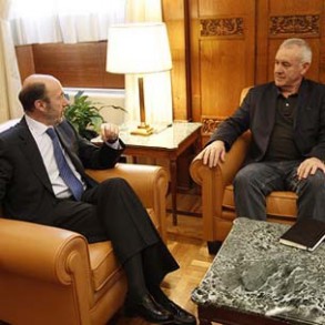 Rubalcaba y Cayo Lara reclaman una nueva estrategia de crecimiento y empleo en E Rubalcaba y Cayo Lara reclaman una nueva estrategia de crecimiento y empleo en Europa y critican las politicas de Rajoy