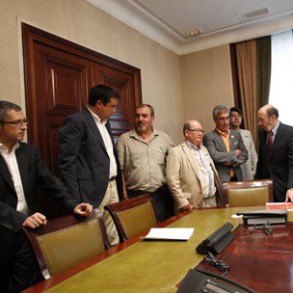 El PSOE exige a Rajoy que rectifique el recorte de las ayudas al carbón, que su El PSOE exige a Rajoy que rectifique el recorte de las ayudas al carbón, que supone el fin de la minería