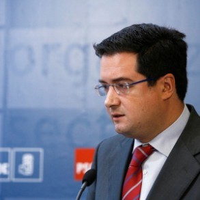 Oscar López dice que Rubalcaba acude a Bruselas a "defender a España", que es Oscar López dice que Rubalcaba acude a Bruselas a "defender a España", que es "un gran país con un mal presidente"