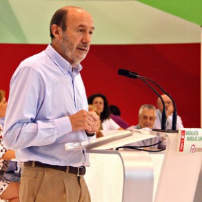 Rubalcaba advierte a Rajoy de que "derogar los presupuestos" y aplicar "más rec Rubalcaba advierte a Rajoy de que "derogar los presupuestos" y aplicar "más recortes" restará confianza y traerá "menos crecimiento y más desempleo"