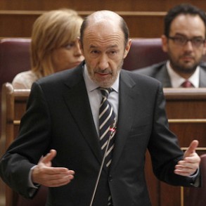 Rubalcaba rechaza el aumento del IVA y los recortes en desempleo y pensiones Rubalcaba rechaza el aumento del IVA y los recortes en desempleo y pensiones