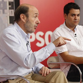 Rubalcaba: "Rajoy no va a sacar a España de la crisis con los españoles en con Rubalcaba: "Rajoy no va a sacar a España de la crisis con los españoles en contra y el PSOE estará siempre con la mayoría de los españoles"