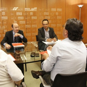 Rubalcaba anuncia el rechazo frontal del PSOE al límite "discriminatorio" e "in Rubalcaba anuncia el rechazo frontal del PSOE al límite "discriminatorio" e "injusto" de deuda impuesto por el Gobierno a las CCAA socialistas, que obligará "a cerrar hospitales y escuelas"