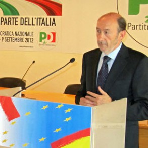 Rubalcaba: "Estamos ante un ataque al euro, especulando sobre la deuda" y "lo Rubalcaba: "Estamos ante un ataque al euro, especulando sobre la deuda" y "lo que está pasando es que le están dando una patada al euro en el culo de España y de Italia"
