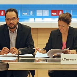 El PSOE denuncia que Rajoy busca quedarse con la llave de hospitales, escuelas El PSOE denuncia que Rajoy busca quedarse con la llave de hospitales, escuelas y servicios públicos, para cerrarlos a través del Fondo de Liquidez Autonómica
