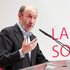 Rubalcaba se queja de que Rajoy gobierne "a oscuras y sin explicaciones" Rubalcaba se queja de que Rajoy gobierne "a oscuras y sin explicaciones"