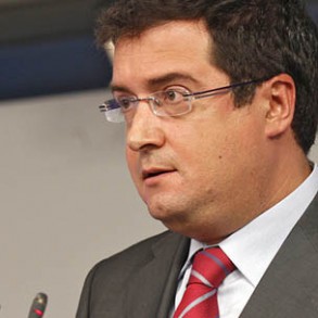 López insta a Rajoy a que defienda la fortaleza de España ante Merkel y luche López insta a Rajoy a que defienda la fortaleza de España ante Merkel y luche para evitar el rescate