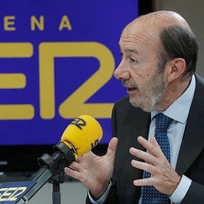 Rubalcaba: "Yo tocaría impuestos. El Gobierno no puede seguir cargando contra l Rubalcaba: "Yo tocaría impuestos. El Gobierno no puede seguir cargando contra los servicios sociales y contra la gente que más sufre"
