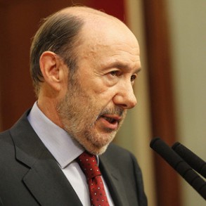 Rubalcaba dice que hay una fractura social, territorial y política en España y Rubalcaba dice que hay una fractura social, territorial y política en España y que a Rajoy cada día se le está yendo más el país de las manos