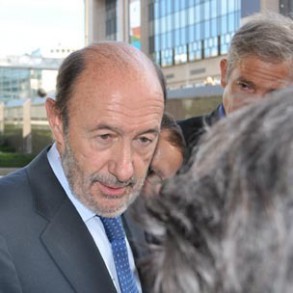 Rubalcaba se compromete a gestionar una solución para Alcoa con las compañías Rubalcaba se compromete a gestionar una solución para Alcoa con las compañías energéticas y en el Congreso