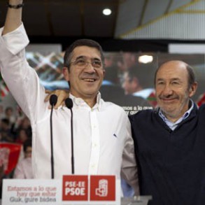 Rubalcaba a Rajoy: "Trate a Merkel con la misma dureza con la que trata a los pe Rubalcaba a Rajoy: "Trate a Merkel con la misma dureza con la que trata a los pensionistas, estudiantes y parados de nuestro país"