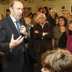 Rubalcaba cree que la EPA es un reflejo de la política laboral del PP: "Los pad Rubalcaba cree que la EPA es un reflejo de la política laboral del PP: "Los padres se quedan en la calle, pero a los hijos no se les ofrece nada"
