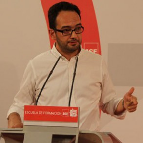 El PSOE denuncia que, con un 25% de paro, "a mucha gente se le heló el corazón El PSOE denuncia que, con un 25% de paro, "a mucha gente se le heló el corazón viendo al Gobierno defender la reforma laboral en el Consejo de Ministros