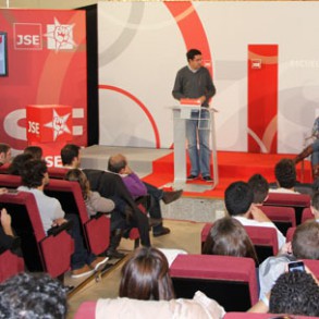Óscar López asegura que, "con casi 6 millones de parados, la única preocupaci Óscar López asegura que, "con casi 6 millones de parados, la única preocupación del PSOE es la gente y dar solución a este problema" que afecta a tantos en nuestro país