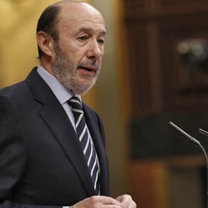 Rubalcaba pide a Rajoy que apoye la iniciativa socialista sobre moratoria en los Rubalcaba pide a Rajoy que apoye la iniciativa socialista sobre moratoria en los desahucios