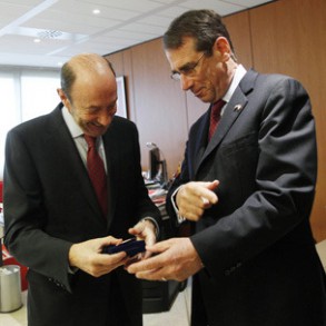 Rubalcaba traslada al embajador de Estados Unidos la satisfacción del PSOE por Rubalcaba traslada al embajador de Estados Unidos la satisfacción del PSOE por el triunfo de Obama, "esencial para el equilibrio en las relaciones internacionales"