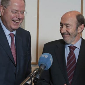 Rubalcaba reclama a Europa un cambio de la política económica porque "solo con Rubalcaba reclama a Europa un cambio de la política económica porque "solo con ajustes no salimos de la crisis y lo que vamos a tener es más sufrimiento"