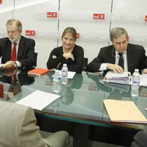 El PSOE traslada a la Asociación Española de Banca y a la Confederación Española de Cajas de Ahorros su posición en materia de desahucios