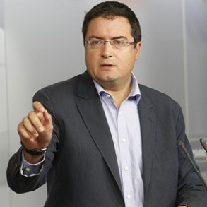 Óscar López acusa a Rajoy de aplicar "su tres en uno" al no revalorizar las pe Óscar López acusa a Rajoy de aplicar "su tres en uno" al no revalorizar las pensiones, aplicar la amnistía fiscal, e impedir que las Comunidades graven a la banca