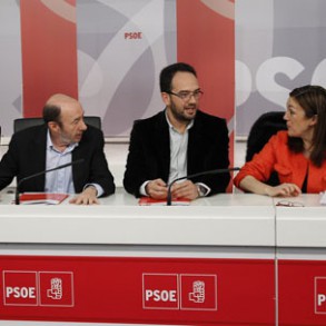El PSOE lanza una ofensiva contra el boicot que ha planteado el Gobierno al impu El PSOE lanza una ofensiva contra el boicot que ha planteado el Gobierno al impuesto a los bancos