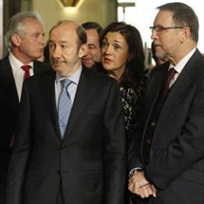 Rubalcaba: La Constitución tenemos que cumplirla y adaptarla a los nuevos tiemp Rubalcaba: La Constitución tenemos que cumplirla y adaptarla a los nuevos tiempos