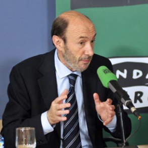 Rubalcaba pide la intervención del BCE para evitar que España acabe pagando la Rubalcaba pide la intervención del BCE para evitar que España acabe pagando la inestabilidad creada por Berlusconi en Italia