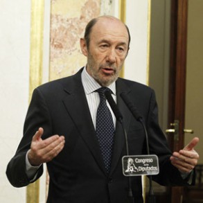 Rubalcaba: "Es la primera vez en la historia de la democracia que se recortan de Rubalcaba: "Es la primera vez en la historia de la democracia que se recortan derechos a los pensionistas con carácter retroactivo, y eso es inconstitucional"