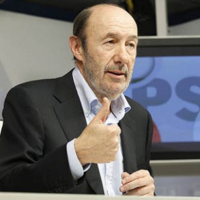 Rubalcaba denuncia la "ruinosa" política del Gobierno en I+D+i y recuerda que " Rubalcaba denuncia la "ruinosa" política del Gobierno en I+D+i y recuerda que "no hay nada más costoso a medio y largo plazo que recortar la inversión en investigación"