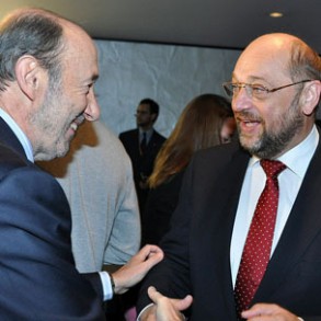 Rubalcaba pide celebrar un encuentro de líderes socialdemócratas europeos para Rubalcaba pide celebrar un encuentro de líderes socialdemócratas europeos para pedir un cambio de rumbo en la política económica